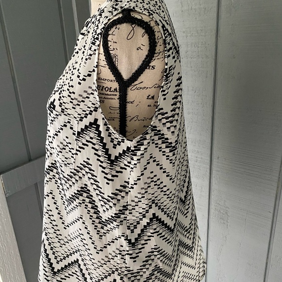 Collective Concepts Sleeveless Blouse - Picture 4 of 5